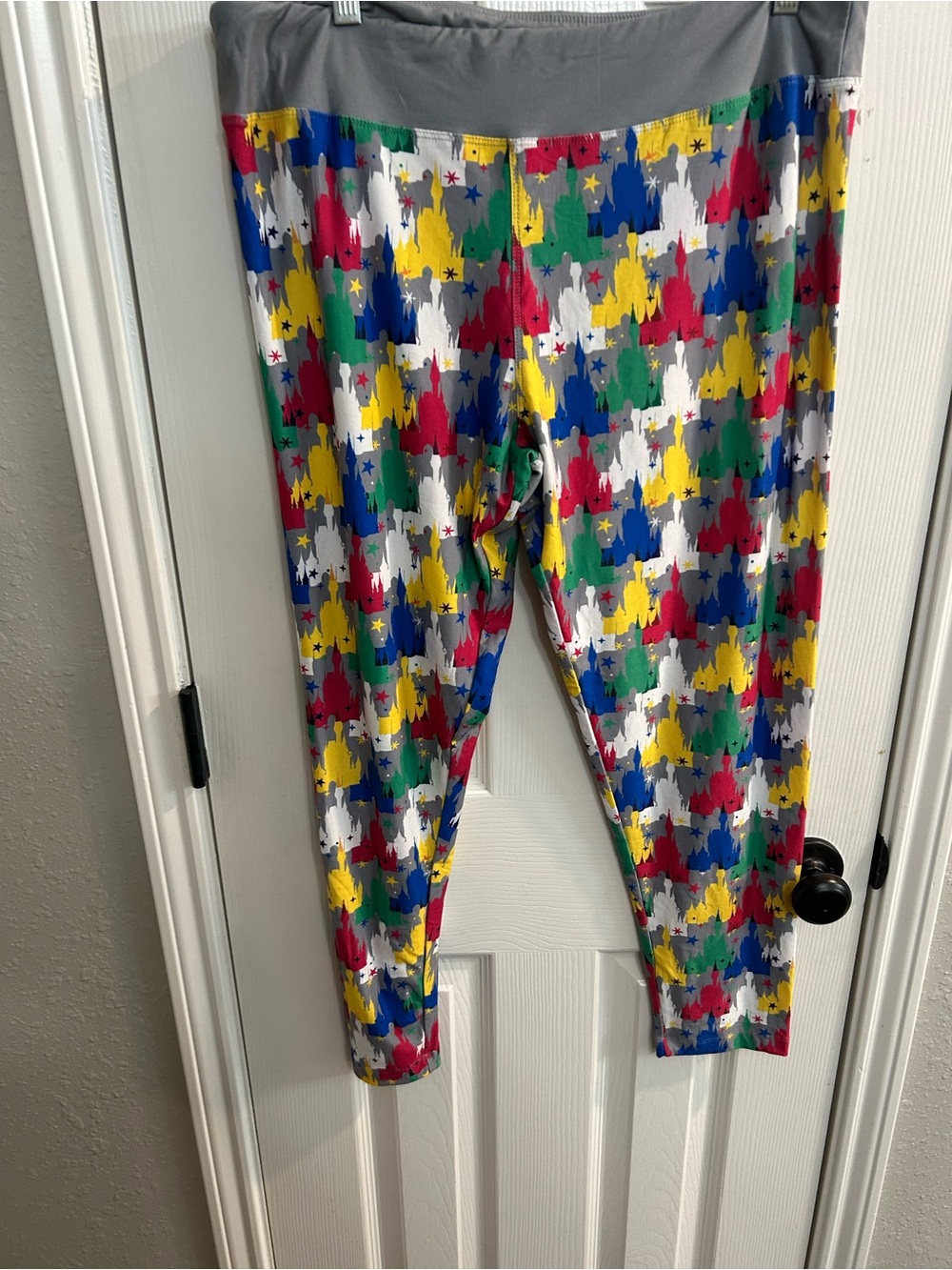 Women's Disney Castle Print Athletic Leggings multicolor size XL